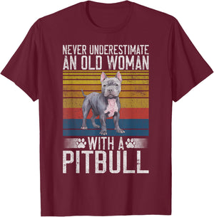 Never underestimate an old Woman with a Pitbull T-Shirt - T-Shirt | Maroon