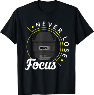 Never lose focus - Photo Lense - Funny Photographer Camera T-Shirt - T-Shirt | Black